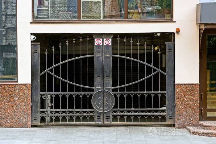 私人高楼大厦的黑色铁门