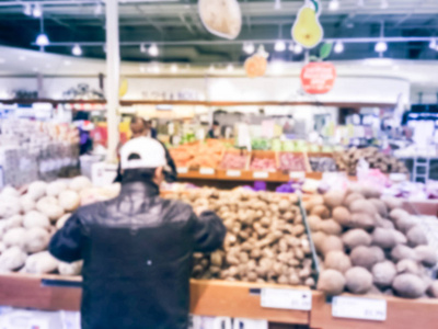 模糊运动客户购物新鲜生产水果蔬菜在亚洲超市在德克萨斯州美国。