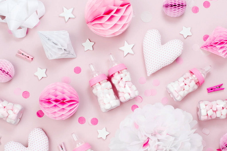 粉红色和白色的纸饰，波姆糖果，心，礼物纸屑，为婴儿聚会。 生日概念。 平躺式顶部视图