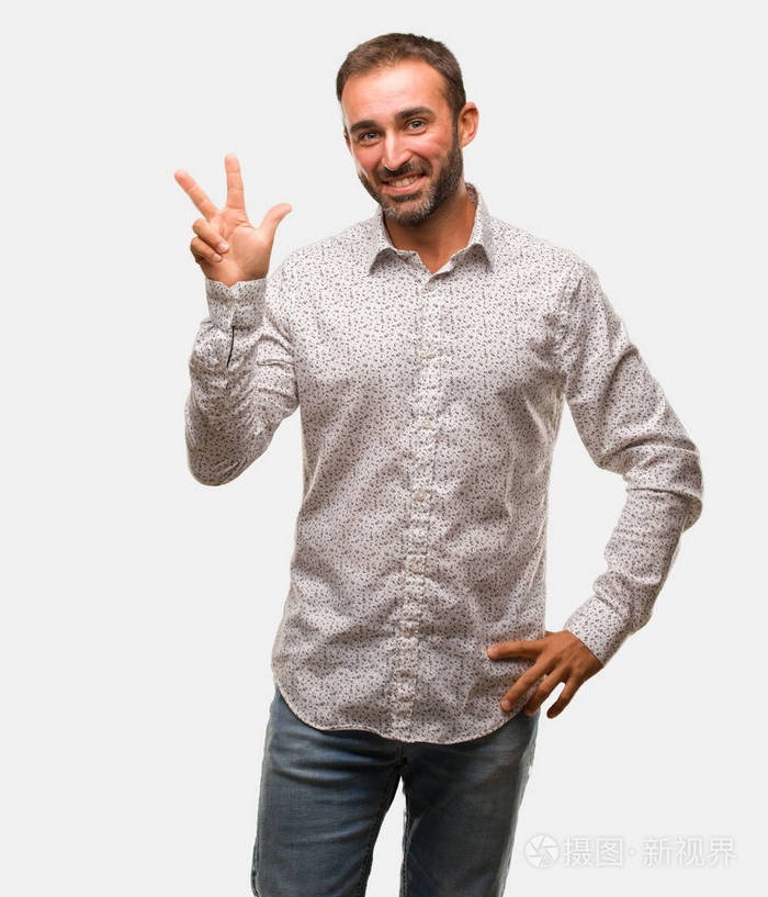 白种人在灰色的地面上做胜利的手势