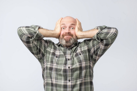 男人发泄他的愤怒图片-男人发泄他的愤怒素材-男人发泄他的愤怒插画-