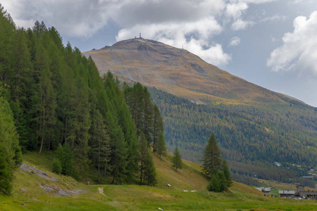 Livigno山谷的夏季照片集，有湖泊和山脉的图像