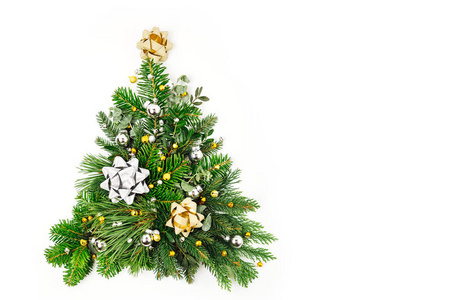 圣诞树由冷杉和松木制成，白色背景上有圣诞装饰品。 假日概念。 平躺式顶部视图