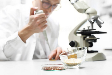 食品生产实验室质量控制。 实验室技术员在实验室分析显微镜。