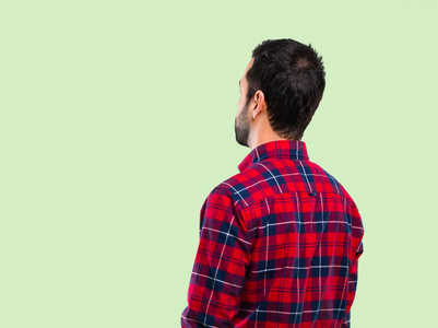 男人回头看背影图片