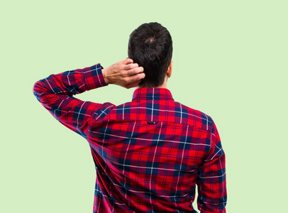 男人回头看背影图片