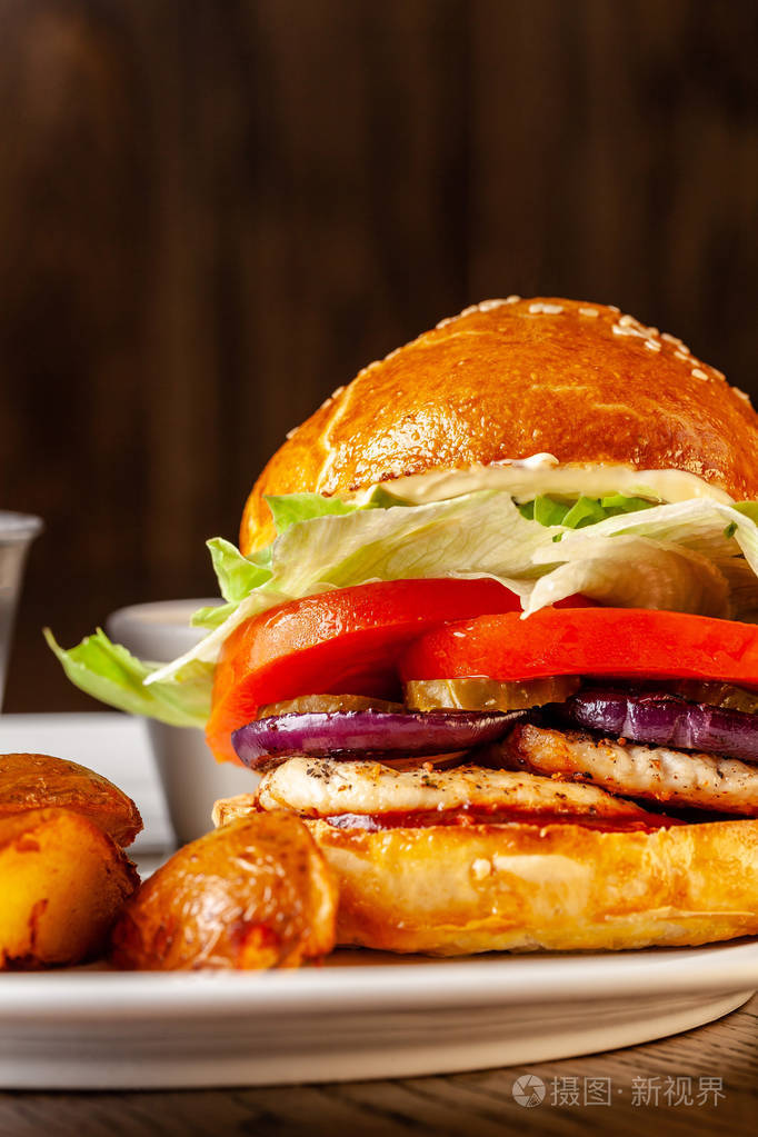 美国菜. 自制汉堡,鸡片,西红柿,黄瓜,红洋葱,艾兹伯格和番茄酱.