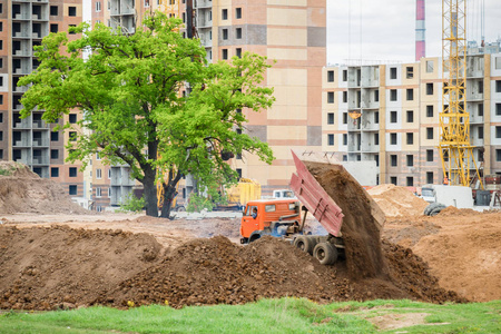 自卸汽车卸地..建筑工地。