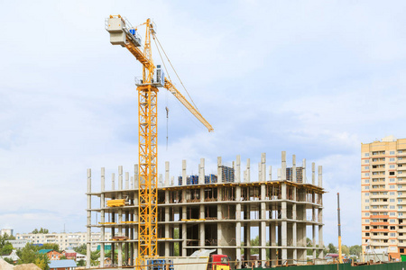 建筑塔吊和施工工地在蓝蓝的天空下中国深圳:塔吊施工现场起重机.