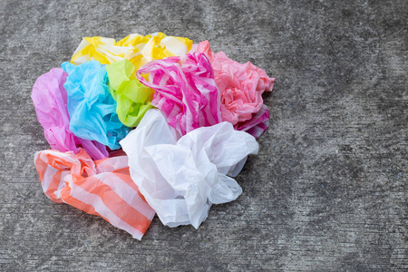 彩色塑料袋在水泥地板背景上.照片