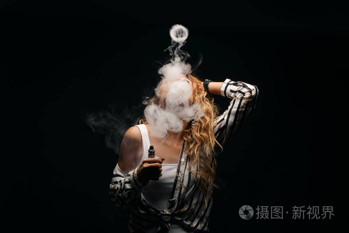 年轻女子抽电子烟戒烟.蒸气和替代尼古丁免费吸烟概念,复制空间