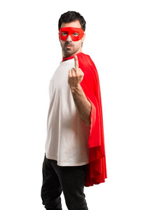 超级英雄带着面具和红色斗篷做喇叭手势。孤立白背景下的阴性表达
