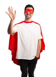 戴着面具和红色披风的超级英雄，用手在孤立的白色背景上愉快地敬礼