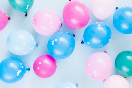 彩色气球在粘贴的颜色背景。节日或生日聚会的概念。平躺，俯视。