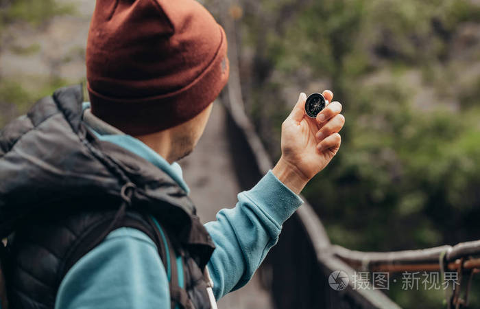 山里的年轻摄影师照片-正版商用图片16059y-摄图新视界