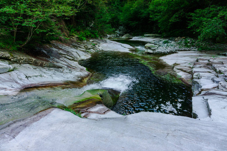 岩石山河