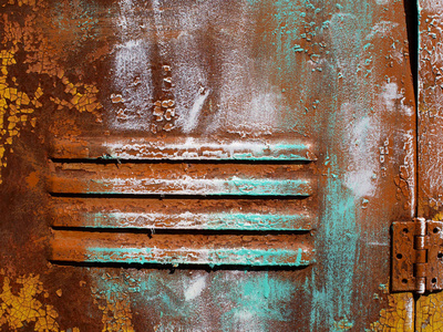 生锈的铁墙上覆盖着油漆