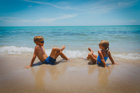 小男孩和女孩在热带海滩放松