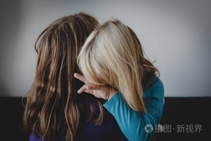 悲伤哭泣小女孩拥抱母亲养育