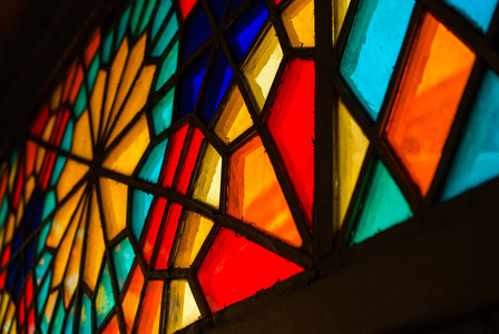 格鲁吉亚第比利斯一所旧住宅中五颜六色的彩色彩色玻璃. 复古色调照片