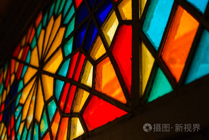 格鲁吉亚第比利斯一所旧住宅中五颜六色的彩色彩色玻璃. 复古色调