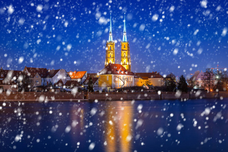 在寒冷的冬夜里，伴随着大雪，波兰的老城区