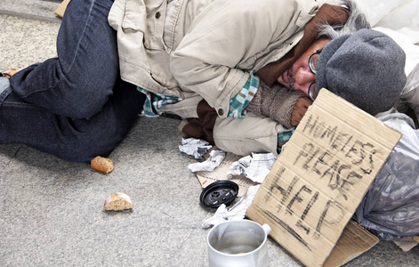 钱需要的帮助无家可归的人睡在街上,需要帮助.照片