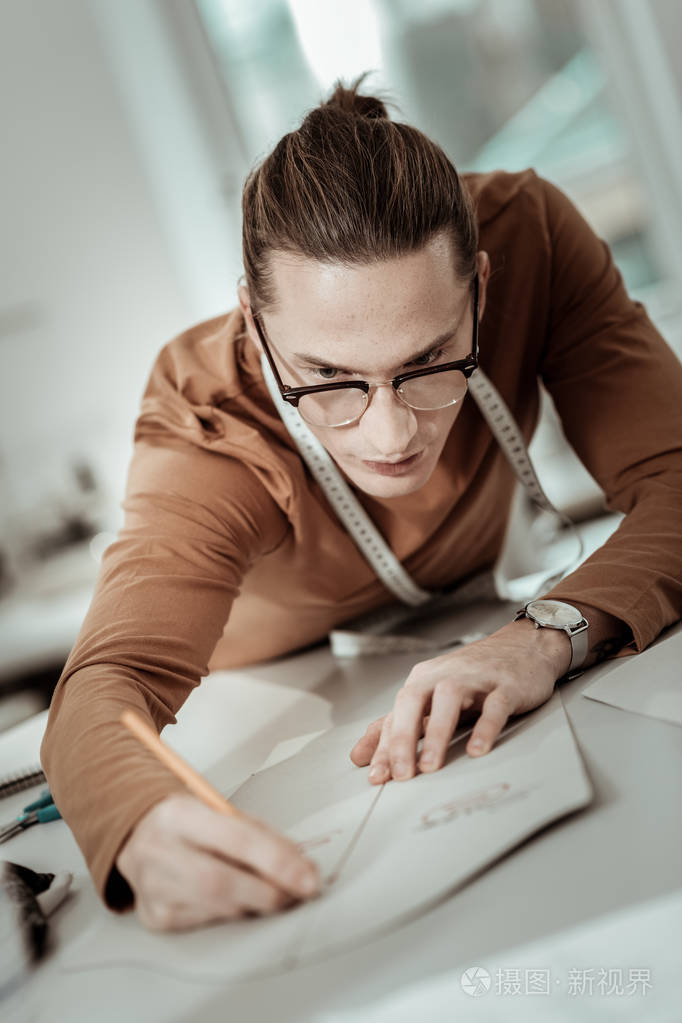 来自一所拥有长发的时尚学校的专业设计师需要测量照片-正版商用图片1