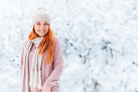 一位年轻女子在大雪纷飞的冬日的肖像画