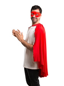超级英雄男子面具和红色斗篷鼓掌后，在一个会议上介绍孤立的白色背景