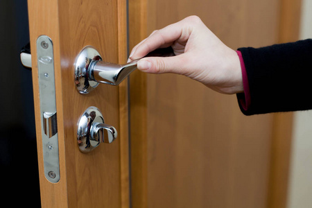 女性的手打开室内门特写镜头图片