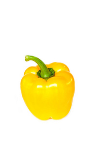 白色背景上的黄色胡椒。