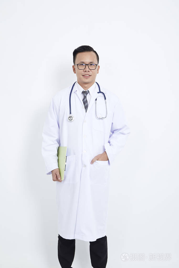 医生在白色背景上拿着听诊器. 亚洲男性模特概念整容手术