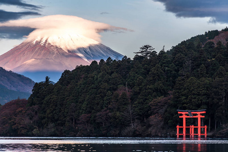 富士山和阿西湖，秋天有哈肯寺和观光船