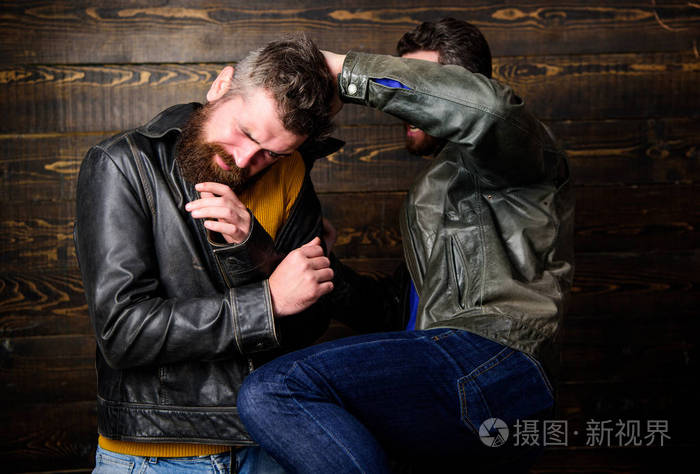 男人长胡子的嬉皮士打架.进攻和防御.好斗的流氓与强大的欺负人战斗.