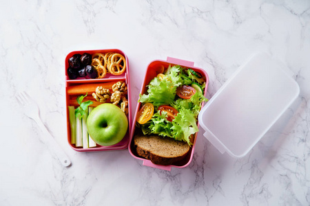 带沙拉和健康食品的午餐盒，工作和学校