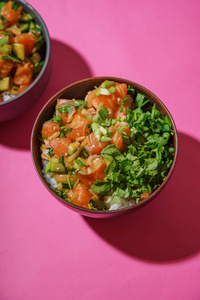 用腌制的三文鱼和米饭做的蔬菜沙拉