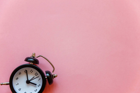 双时间敲响双钟,老式经典闹钟,孤立在粉红色的糊彩色彩的时尚背景上.