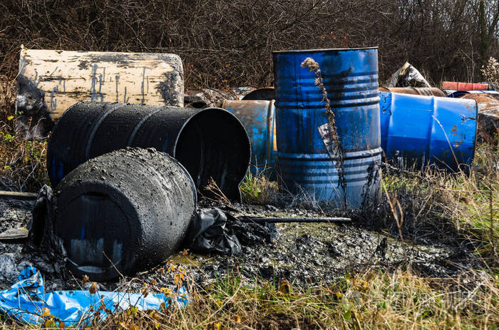 桶有毒废物在自然中污染环境