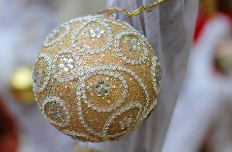 一个有装饰品的彩色圣诞球