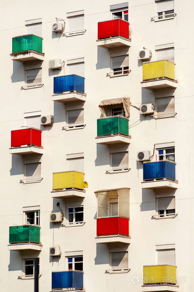 新城市建筑立面的肖像与各种颜色的玻璃阳台.