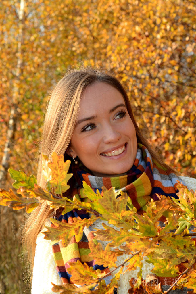 瑞典ystadscan的一个秋色森林中年轻微笑的女人的肖像.