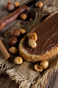 顶部的面包片与巧克力展开榛子剥皮和肉桂