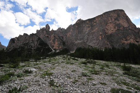 意大利南部提洛尔欧洲石场峡谷野生自然的高山顶峰岩石全景景观
