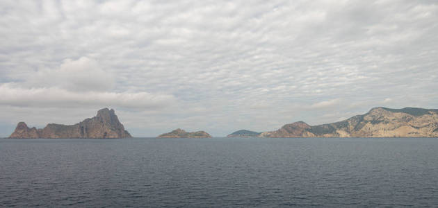 埃斯韦德拉岛从西班牙的一艘船后面