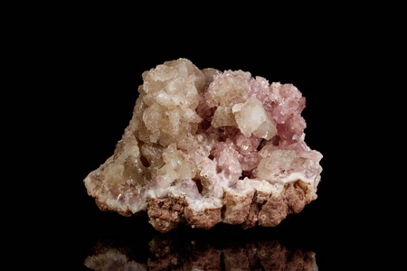 黑色背景上的宏观矿物石粉红色紫水晶