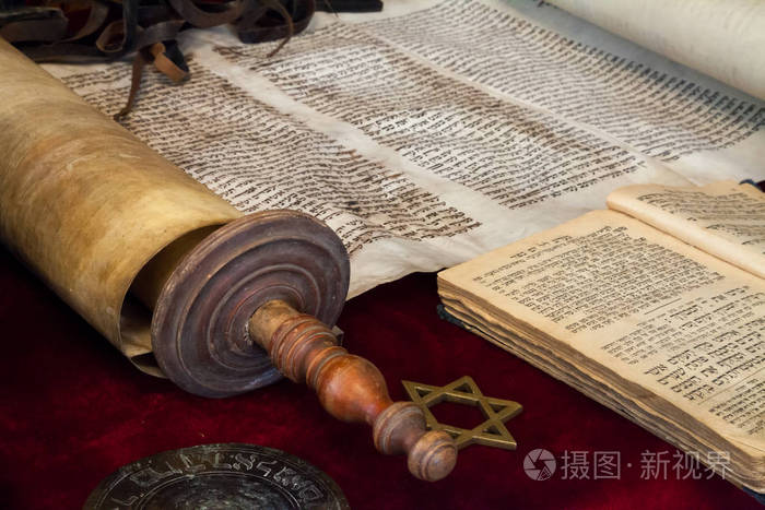 西弗托拉是一幅羊皮卷,上面有托拉的文字,主要用于在犹太教堂里读书