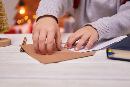给圣诞老人写信美丽的金发白种人女孩学龄前儿童在她的笔记本上写信