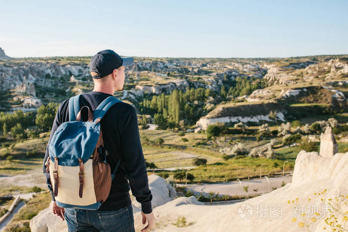 一位背着背包的游客前往土耳其卡帕多西亚美丽的地方.