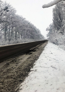 冬天，雪，冰和滑的路边所有这些都使道路对司机来说是危险的。